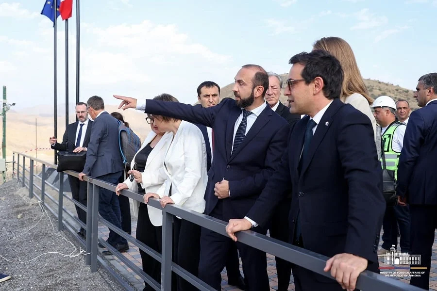 Глава МИД Франции ознакомился с ходом строительства водохранилища в Веди