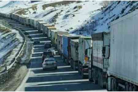 Около 800 армянских фур ожидают проезда через "Верхний Ларс"