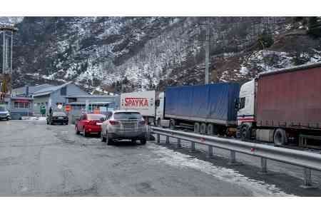 На КПП "Верхний Ларс" вновь наблюдается скопление армянских грузовых автомобилей