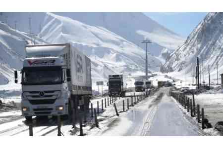 На КПП "Верхний Ларс" своей очереди дожидаются 423 армянских автомобиля