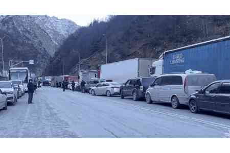 КПП "Верхний Ларс" открылся для легковых автомобилей, но остается закрытым для большегрузного транспорта