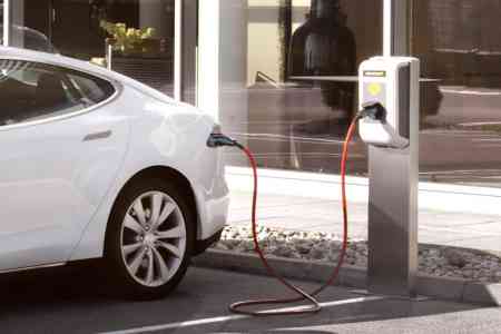 Власти Армении разрешат установку зарядных станций для электромобилей на паркинге и у торговой точки, а также вводят новые правила для микропроизводителей электроэнергии