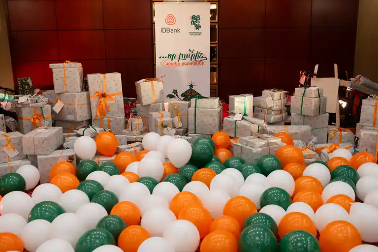 Новогодние подарки от сотрудников IDBank для детей бенефициаром фонда «Айорди»