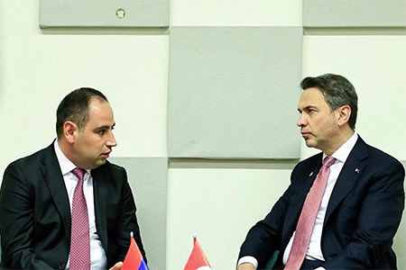 Худатян и Байрактар обсудили возможности сотрудничества между Арменией и Турцией в сфере энергетики